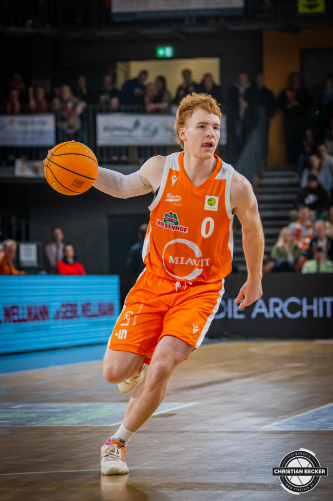 2. Basketball Bundesliga, Pro A, Hauptrunde, 25. Spieltag, 05.03.23, RASTA Vechta - WWU Baskets M&uuml;nster
#0, Siler Schneider (USA), Guard bei RASTA Vechta in Aktion w&auml;hrend der Partie zwischen RASTA Vechta und WWU Baskets M&uuml;nster
Schlüsselwörter: 05.03.23;2. Bundesliga;25. Spieltag;Barmer;Basketball;Baskets;Hauptrunde;Liga;M&uuml;nster;Pro A;RASTA;RASTA Dome;Saison 2022/2023;Vechta;WWU