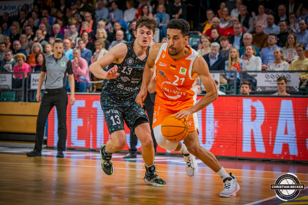 2. Basketball Bundesliga, Pro A, Hauptrunde, 25. Spieltag, 05.03.23, RASTA Vechta - WWU Baskets M&uuml;nster
#21, Joel Aminu (GER), Guard bei RASTA Vechta in Aktion w&auml;hrend der Partie zwischen RASTA Vechta und WWU Baskets M&uuml;nster
Schlüsselwörter: 05.03.23;2. Bundesliga;25. Spieltag;Barmer;Basketball;Baskets;Hauptrunde;Liga;M&uuml;nster;Pro A;RASTA;RASTA Dome;Saison 2022/2023;Vechta;WWU