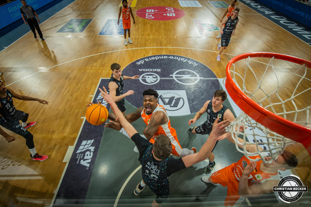 2. Basketball Bundesliga, Pro A, Hauptrunde, 25. Spieltag, 05.03.23, RASTA Vechta - WWU Baskets M&uuml;nster
#12, Tajuan Agee (USA), Forward bei RASTA Vechta beim Korbleger w&auml;hrend der Partie zwischen RASTA Vechta und WWU Baskets M&uuml;nster
Schlüsselwörter: 05.03.23;2. Bundesliga;25. Spieltag;Barmer;Basketball;Baskets;Hauptrunde;Liga;M&uuml;nster;Pro A;RASTA;RASTA Dome;Saison 2022/2023;Vechta;WWU
