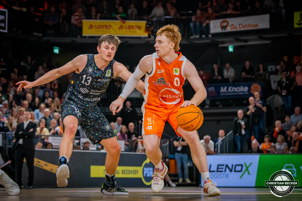 2. Basketball Bundesliga, Pro A, Hauptrunde, 25. Spieltag, 05.03.23, RASTA Vechta - WWU Baskets M&uuml;nster
#0, Siler Schneider (USA), Guard bei RASTA Vechta in Aktion w&auml;hrend der Partie zwischen RASTA Vechta und WWU Baskets M&uuml;nster
Schlüsselwörter: 05.03.23;2. Bundesliga;25. Spieltag;Barmer;Basketball;Baskets;Hauptrunde;Liga;M&uuml;nster;Pro A;RASTA;RASTA Dome;Saison 2022/2023;Vechta;WWU