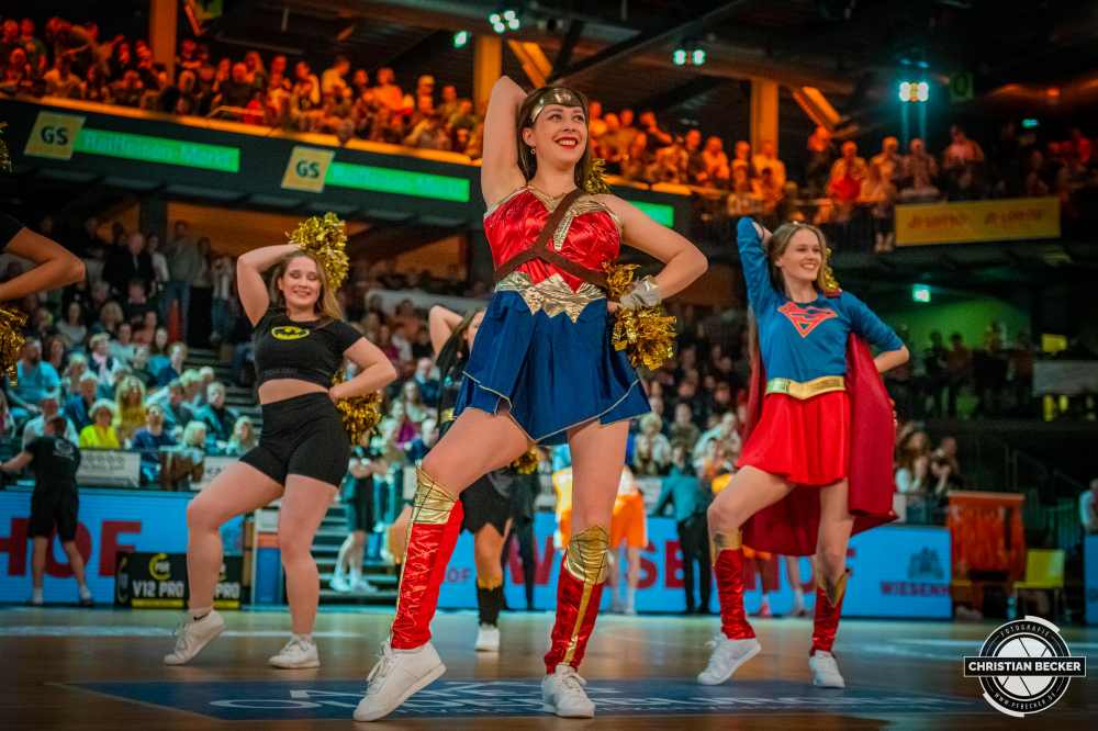 2. Basketball Bundesliga, Pro A, Hauptrunde, 23. Spieltag, 18.02.23, RASTA Vechta - N&uuml;rnberg Falcons BC
Die Marleys, die Cheerleader von RASTA Vechta w&auml;hrend der Partie zwischen RASTA Vechta und N&uuml;rnberg Falcons BC
Schlüsselwörter: 18.02.23;2. Bundesliga;23. Spieltag;BC;Barmer;Basketball;Falcons;Hauptrunde;Liga;N&uuml;rnberg;Pro A;RASTA;RASTA Dome;Saison 2022/2023;Vechta