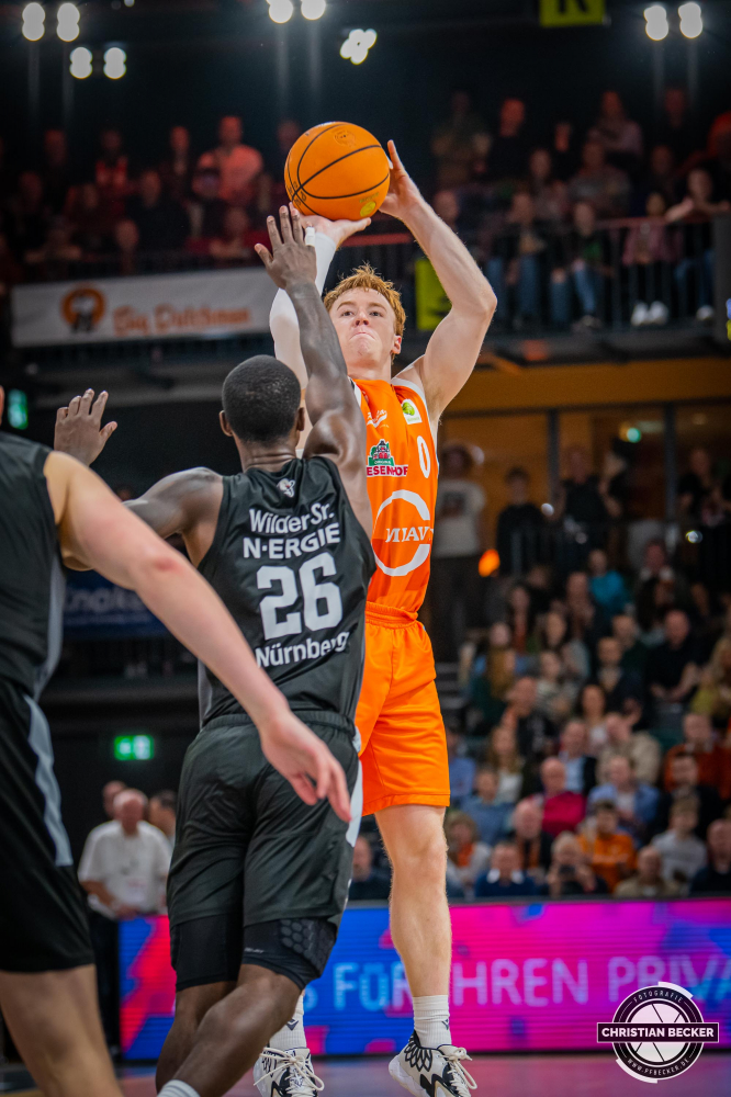 2. Basketball Bundesliga, Pro A, Hauptrunde, 23. Spieltag, 18.02.23, RASTA Vechta - N&uuml;rnberg Falcons BC
#0, Siler Schneider (USA), Guard bei RASTA Vechta beim Jumpshot w&auml;hrend der Partie zwischen RASTA Vechta und N&uuml;rnberg Falcons BC
Schlüsselwörter: 18.02.23;2. Bundesliga;23. Spieltag;BC;Barmer;Basketball;Falcons;Hauptrunde;Liga;N&uuml;rnberg;Pro A;RASTA;RASTA Dome;Saison 2022/2023;Vechta