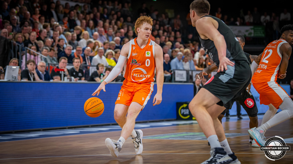 2. Basketball Bundesliga, Pro A, Hauptrunde, 23. Spieltag, 18.02.23, RASTA Vechta - N&uuml;rnberg Falcons BC
#0, Siler Schneider (USA), Guard bei RASTA Vechta in Aktion w&auml;hrend der Partie zwischen RASTA Vechta und N&uuml;rnberg Falcons BC
Schlüsselwörter: 18.02.23;2. Bundesliga;23. Spieltag;BC;Barmer;Basketball;Falcons;Hauptrunde;Liga;N&uuml;rnberg;Pro A;RASTA;RASTA Dome;Saison 2022/2023;Vechta