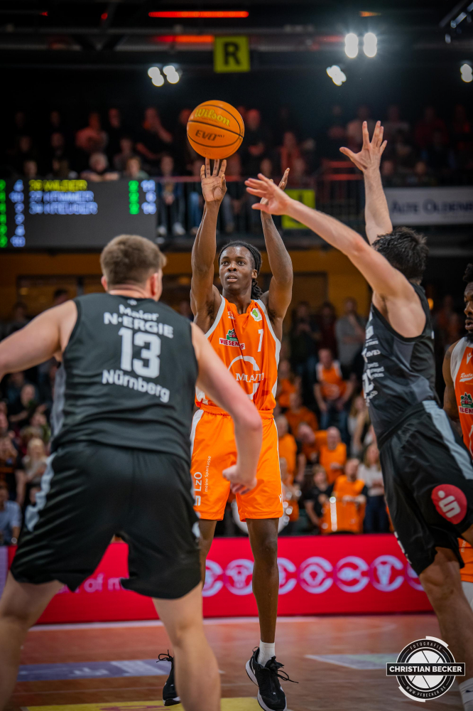 2. Basketball Bundesliga, Pro A, Hauptrunde, 23. Spieltag, 18.02.23, RASTA Vechta - N&uuml;rnberg Falcons BC
#7, Andrew Jones (USA), Guard bei RASTA Vechta beim Jumpshot w&auml;hrend der Partie zwischen RASTA Vechta und N&uuml;rnberg Falcons BC
Schlüsselwörter: 18.02.23;2. Bundesliga;23. Spieltag;BC;Barmer;Basketball;Falcons;Hauptrunde;Liga;N&uuml;rnberg;Pro A;RASTA;RASTA Dome;Saison 2022/2023;Vechta