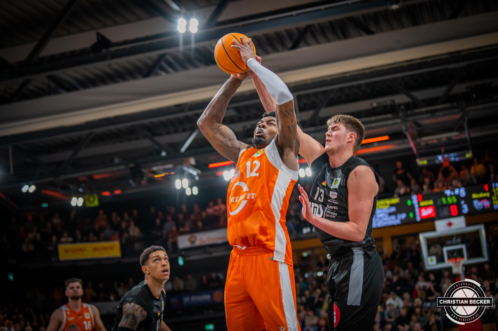 2. Basketball Bundesliga, Pro A, Hauptrunde, 23. Spieltag, 18.02.23, RASTA Vechta - N&uuml;rnberg Falcons BC
#12, Tajuan Agee (USA), Forward bei RASTA Vechta in Aktion w&auml;hrend der Partie zwischen RASTA Vechta und N&uuml;rnberg Falcons BC
Schlüsselwörter: 18.02.23;2. Bundesliga;23. Spieltag;BC;Barmer;Basketball;Falcons;Hauptrunde;Liga;N&uuml;rnberg;Pro A;RASTA;RASTA Dome;Saison 2022/2023;Vechta