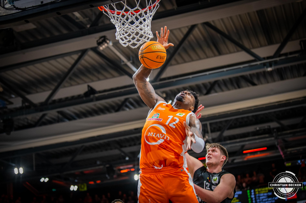 2. Basketball Bundesliga, Pro A, Hauptrunde, 23. Spieltag, 18.02.23, RASTA Vechta - N&uuml;rnberg Falcons BC
#12, Tajuan Agee (USA), Forward bei RASTA Vechta in Aktion w&auml;hrend der Partie zwischen RASTA Vechta und N&uuml;rnberg Falcons BC
Schlüsselwörter: 18.02.23;2. Bundesliga;23. Spieltag;BC;Barmer;Basketball;Falcons;Hauptrunde;Liga;N&uuml;rnberg;Pro A;RASTA;RASTA Dome;Saison 2022/2023;Vechta