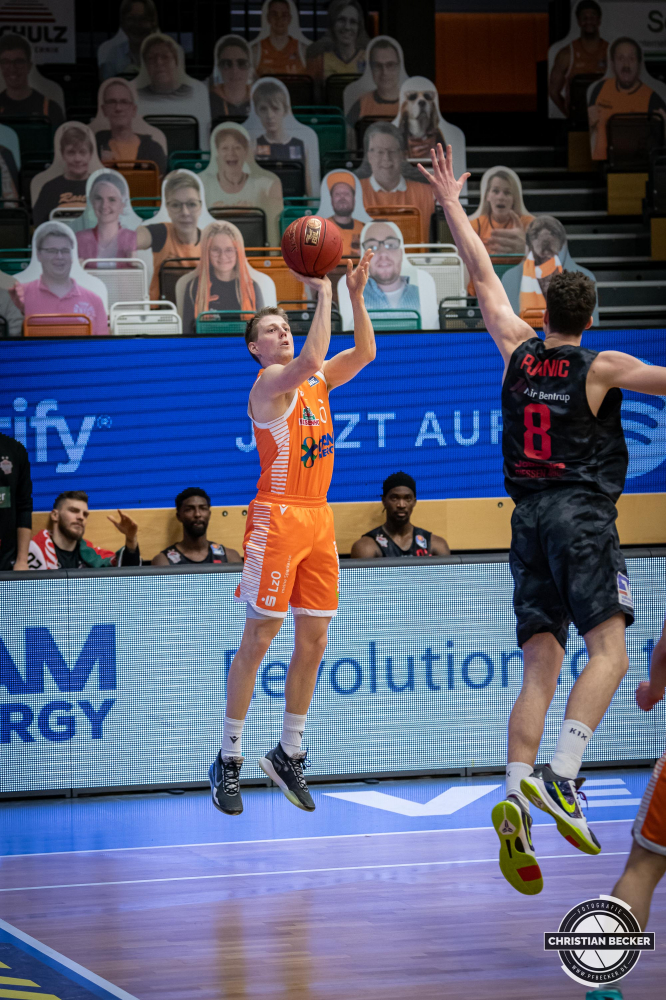 easyCredit BBL, Hauptrunde, 13. Spieltag, 16.01.21, RASTA Vechta - JobStairs GIESSEN 46ers
#6, Tim Hasbargen (GER), Guard bei RASTA Vechta beim Jumpshot während der Partie zwischen RASTA Vechta und JobStairs GIESSEN 46ers
Schlüsselwörter: 1. Bundesliga;13. Spieltag;16.01.21;46ers;Basketball;Giessen;Hauptrunde;JobStairs;RASTA;RASTA Dome;Saison 2020/2021;Vechta;easyCredit BBL
