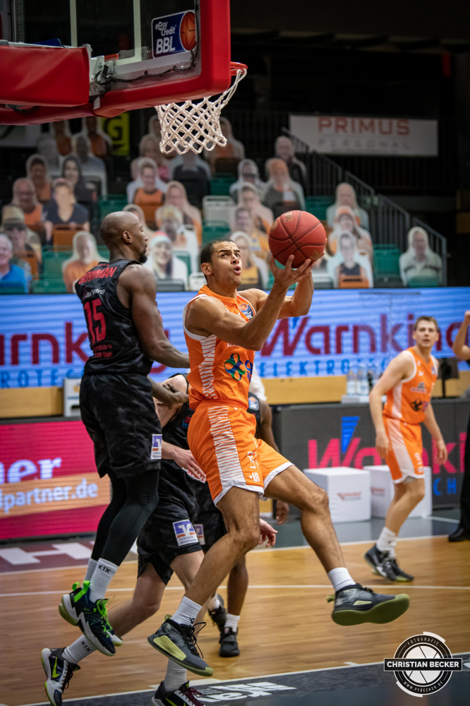 easyCredit BBL, Hauptrunde, 13. Spieltag, 16.01.21, RASTA Vechta - JobStairs GIESSEN 46ers
#13, Jean Salumu (BEL), Guard bei RASTA Vechta beim Korbleger während der Partie zwischen RASTA Vechta und JobStairs GIESSEN 46ers
Schlüsselwörter: 1. Bundesliga;13. Spieltag;16.01.21;46ers;Basketball;Giessen;Hauptrunde;JobStairs;RASTA;RASTA Dome;Saison 2020/2021;Vechta;easyCredit BBL