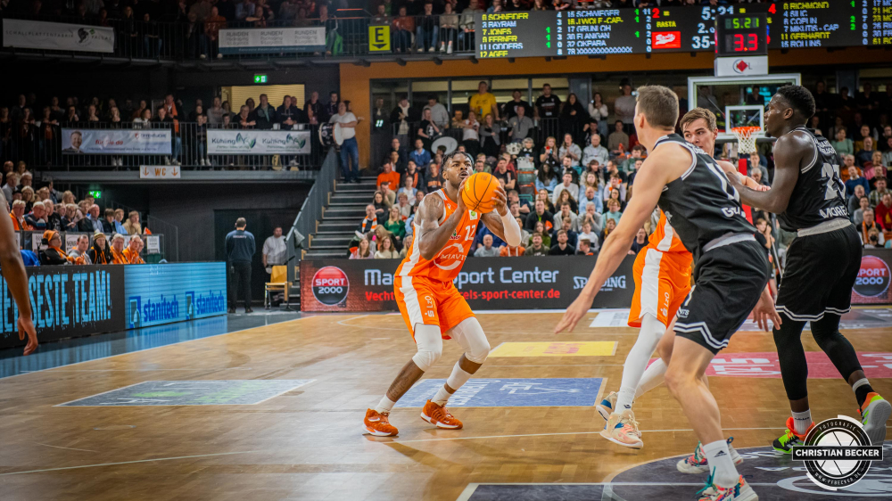 2. Basketball Bundesliga, Pro A, Hauptrunde, 14. Spieltag, 28.12.22, RASTA Vechta - ART Giants D&uuml;sseldorf
#12, Tajuan Agee (USA), Forward bei RASTA Vechta in Aktion w&auml;hrend der Partie zwischen RASTA Vechta und ART Giants D&uuml;sseldorf
Schlüsselwörter: 14. Spieltag;2. Bundesliga;28.12.22;ART;Barmer;Basketball;D&uuml;sseldorf;Giants;Hauptrunde;Liga;Pro A;RASTA;RASTA Dome;Saison 2022/2023;Vechta