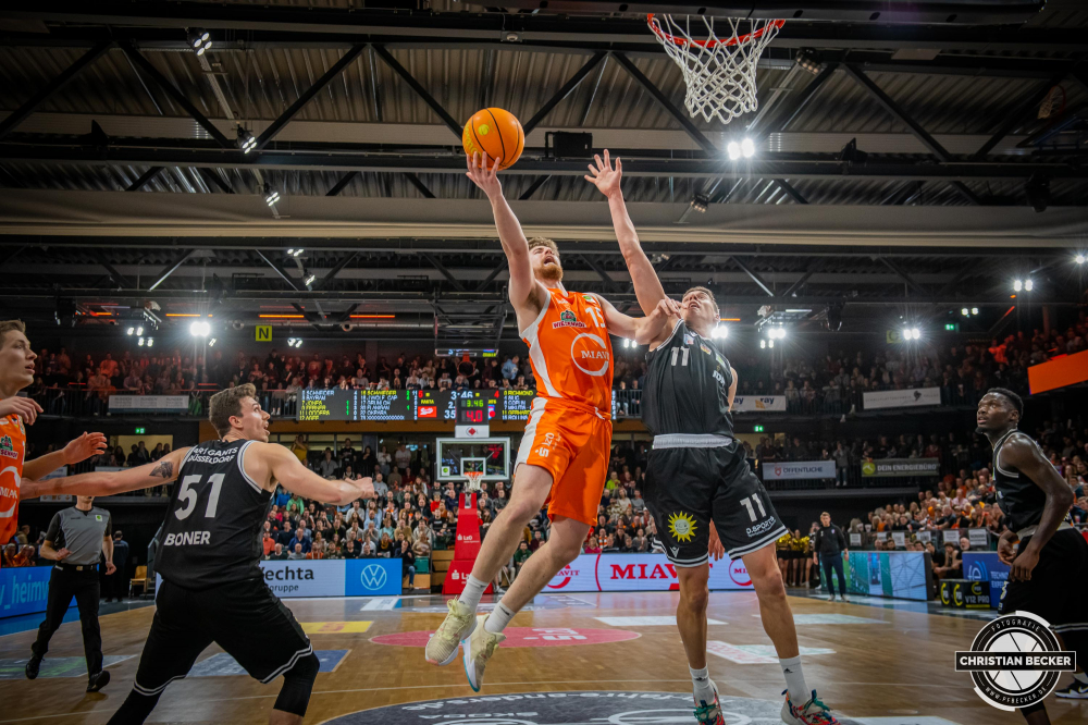 2. Basketball Bundesliga, Pro A, Hauptrunde, 14. Spieltag, 28.12.22, RASTA Vechta - ART Giants D&uuml;sseldorf
#15, Ryan Schwieger (USA), Forward bei RASTA Vechta beim Korbleger w&auml;hrend der Partie zwischen RASTA Vechta und ART Giants D&uuml;sseldorf
Schlüsselwörter: 14. Spieltag;2. Bundesliga;28.12.22;ART;Barmer;Basketball;D&uuml;sseldorf;Giants;Hauptrunde;Liga;Pro A;RASTA;RASTA Dome;Saison 2022/2023;Vechta