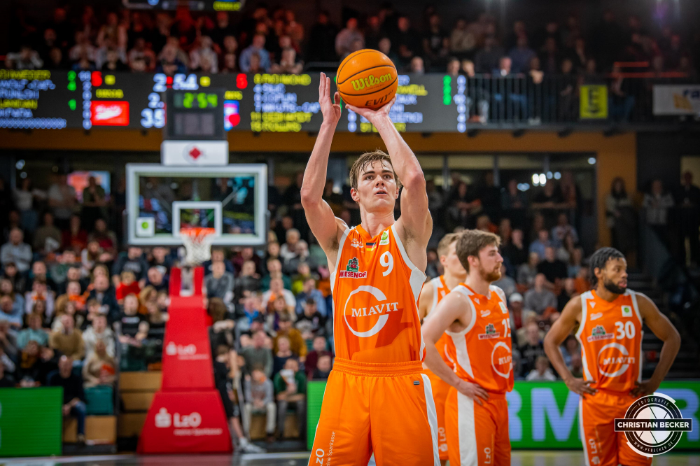 2. Basketball Bundesliga, Pro A, Hauptrunde, 14. Spieltag, 28.12.22, RASTA Vechta - ART Giants D&uuml;sseldorf
#9, Joschka Ferner (GER), Forward bei RASTA Vechta w&auml;hrend der Partie zwischen RASTA Vechta und ART Giants D&uuml;sseldorf
Schlüsselwörter: 14. Spieltag;2. Bundesliga;28.12.22;ART;Barmer;Basketball;D&uuml;sseldorf;Giants;Hauptrunde;Liga;Pro A;RASTA;RASTA Dome;Saison 2022/2023;Vechta
