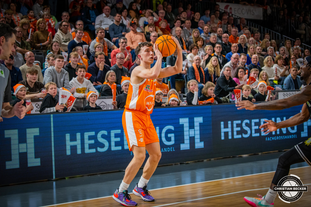 2. Basketball Bundesliga, Pro A, Hauptrunde, 14. Spieltag, 28.12.22, RASTA Vechta - ART Giants D&uuml;sseldorf
#3, Kaya Bayram (GER), Guard bei RASTA Vechta beim Jumpshot w&auml;hrend der Partie zwischen RASTA Vechta und ART Giants D&uuml;sseldorf
Schlüsselwörter: 14. Spieltag;2. Bundesliga;28.12.22;ART;Barmer;Basketball;D&uuml;sseldorf;Giants;Hauptrunde;Liga;Pro A;RASTA;RASTA Dome;Saison 2022/2023;Vechta