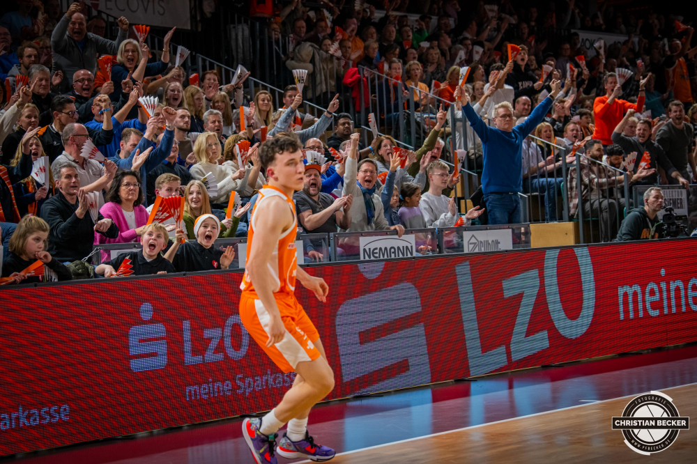 2. Basketball Bundesliga, Pro A, Hauptrunde, 14. Spieltag, 28.12.22, RASTA Vechta - ART Giants D&uuml;sseldorf
#3, Kaya Bayram (GER), Guard bei RASTA Vechta und Die Fans von RASTA Vechta w&auml;hrend der Partie zwischen RASTA Vechta und ART Giants D&uuml;sseldorf
Schlüsselwörter: 14. Spieltag;2. Bundesliga;28.12.22;ART;Barmer;Basketball;D&uuml;sseldorf;Giants;Hauptrunde;Liga;Pro A;RASTA;RASTA Dome;Saison 2022/2023;Vechta