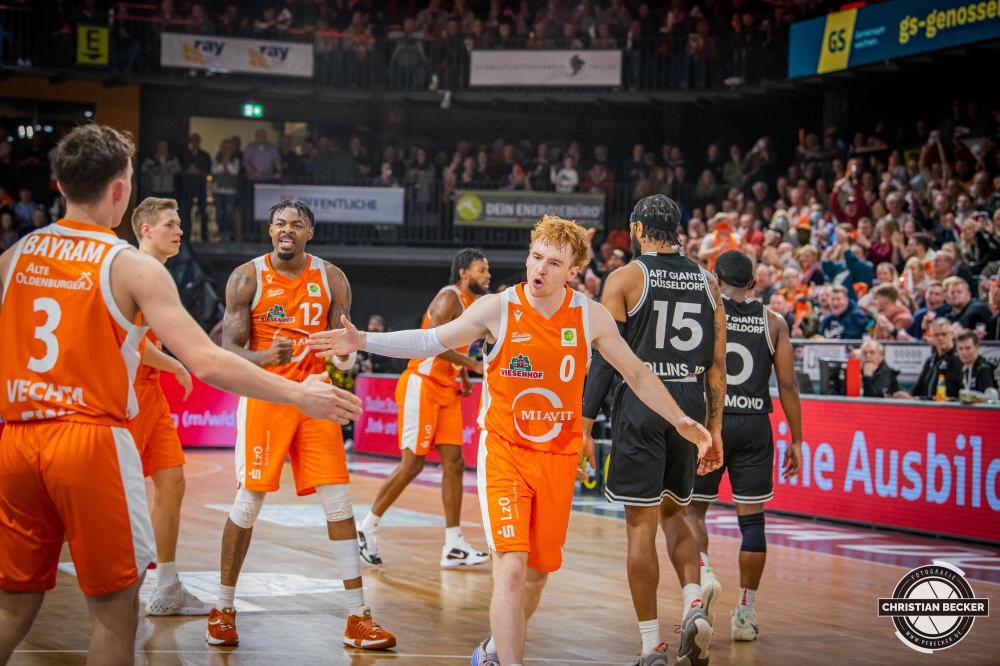 2. Basketball Bundesliga, Pro A, Hauptrunde, 14. Spieltag, 28.12.22, RASTA Vechta - ART Giants D&uuml;sseldorf
#0, Siler Schneider (USA), Guard bei RASTA Vechta w&auml;hrend der Partie zwischen RASTA Vechta und ART Giants D&uuml;sseldorf
Schlüsselwörter: 14. Spieltag;2. Bundesliga;28.12.22;ART;Barmer;Basketball;D&uuml;sseldorf;Giants;Hauptrunde;Liga;Pro A;RASTA;RASTA Dome;Saison 2022/2023;Vechta