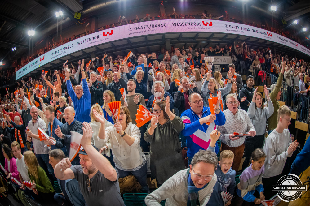 2. Basketball Bundesliga, Pro A, Hauptrunde, 14. Spieltag, 28.12.22, RASTA Vechta - ART Giants D&uuml;sseldorf
Die Fans von RASTA Vechta zeigen Emotionen w&auml;hrend der Partie zwischen RASTA Vechta und ART Giants D&uuml;sseldorf
Schlüsselwörter: 14. Spieltag;2. Bundesliga;28.12.22;ART;Barmer;Basketball;D&uuml;sseldorf;Giants;Hauptrunde;Liga;Pro A;RASTA;RASTA Dome;Saison 2022/2023;Vechta