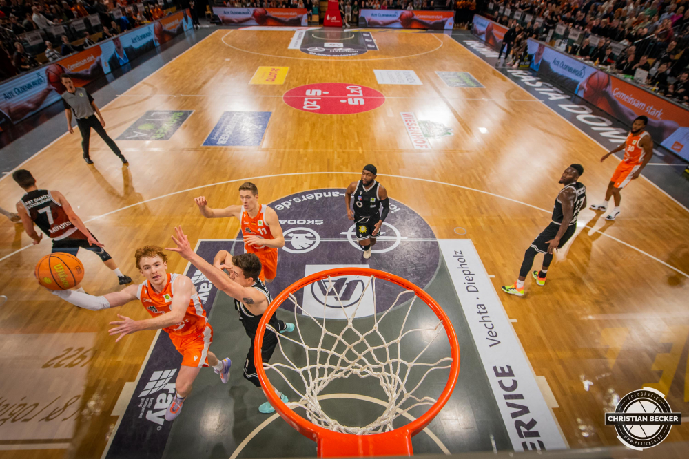 2. Basketball Bundesliga, Pro A, Hauptrunde, 14. Spieltag, 28.12.22, RASTA Vechta - ART Giants D&uuml;sseldorf
#0, Siler Schneider (USA), Guard bei RASTA Vechta beim Korbleger w&auml;hrend der Partie zwischen RASTA Vechta und ART Giants D&uuml;sseldorf
Schlüsselwörter: 14. Spieltag;2. Bundesliga;28.12.22;ART;Barmer;Basketball;D&uuml;sseldorf;Giants;Hauptrunde;Liga;Pro A;RASTA;RASTA Dome;Saison 2022/2023;Vechta