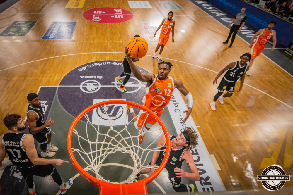 2. Basketball Bundesliga, Pro A, Hauptrunde, 14. Spieltag, 28.12.22, RASTA Vechta - ART Giants D&uuml;sseldorf
#12, Tajuan Agee (USA), Forward bei RASTA Vechta beim Korbleger w&auml;hrend der Partie zwischen RASTA Vechta und ART Giants D&uuml;sseldorf
Schlüsselwörter: 14. Spieltag;2. Bundesliga;28.12.22;ART;Barmer;Basketball;D&uuml;sseldorf;Giants;Hauptrunde;Liga;Pro A;RASTA;RASTA Dome;Saison 2022/2023;Vechta