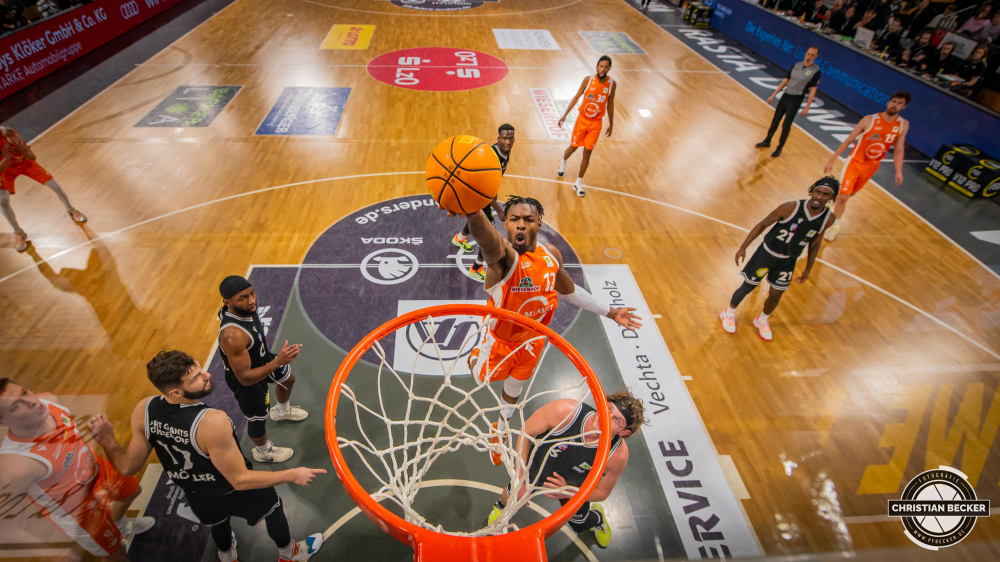 2. Basketball Bundesliga, Pro A, Hauptrunde, 14. Spieltag, 28.12.22, RASTA Vechta - ART Giants D&uuml;sseldorf
#12, Tajuan Agee (USA), Forward bei RASTA Vechta beim Korbleger w&auml;hrend der Partie zwischen RASTA Vechta und ART Giants D&uuml;sseldorf
Schlüsselwörter: 14. Spieltag;2. Bundesliga;28.12.22;ART;Barmer;Basketball;D&uuml;sseldorf;Giants;Hauptrunde;Liga;Pro A;RASTA;RASTA Dome;Saison 2022/2023;Vechta