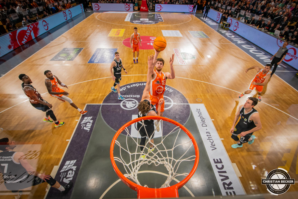 2. Basketball Bundesliga, Pro A, Hauptrunde, 14. Spieltag, 28.12.22, RASTA Vechta - ART Giants D&uuml;sseldorf
#15, Ryan Schwieger (USA), Forward bei RASTA Vechta beim Jumpshot w&auml;hrend der Partie zwischen RASTA Vechta und ART Giants D&uuml;sseldorf
Schlüsselwörter: 14. Spieltag;2. Bundesliga;28.12.22;ART;Barmer;Basketball;D&uuml;sseldorf;Giants;Hauptrunde;Liga;Pro A;RASTA;RASTA Dome;Saison 2022/2023;Vechta