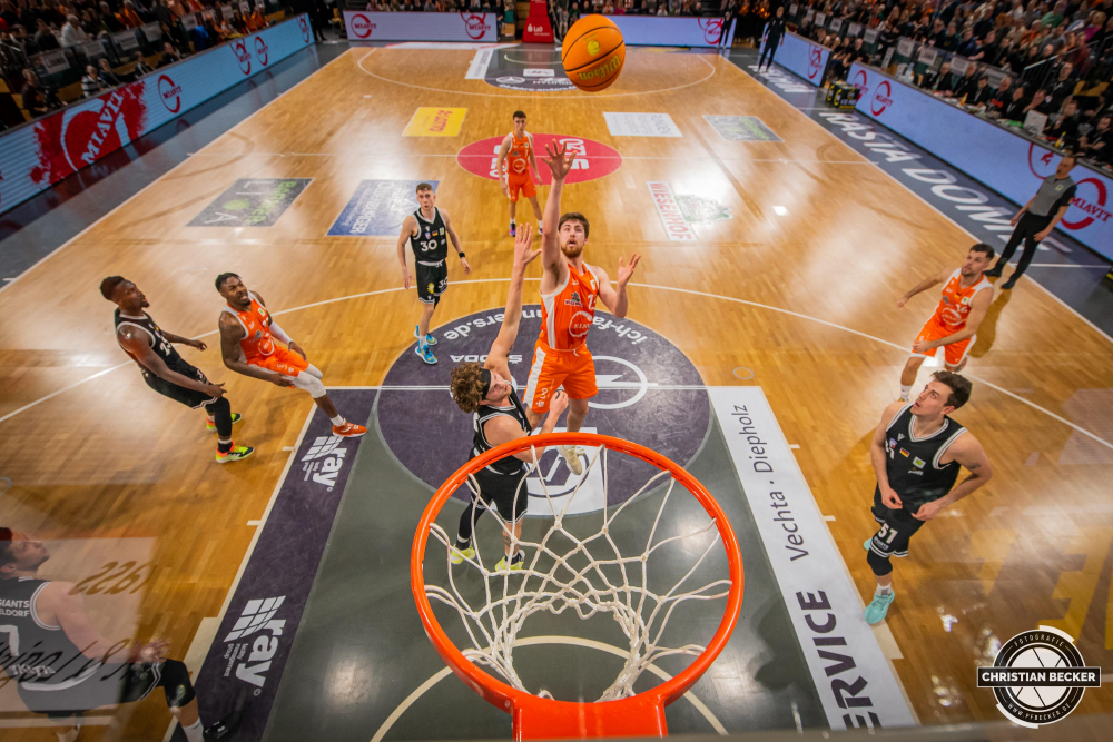 2. Basketball Bundesliga, Pro A, Hauptrunde, 14. Spieltag, 28.12.22, RASTA Vechta - ART Giants D&uuml;sseldorf
#15, Ryan Schwieger (USA), Forward bei RASTA Vechta beim Jumpshot w&auml;hrend der Partie zwischen RASTA Vechta und ART Giants D&uuml;sseldorf
Schlüsselwörter: 14. Spieltag;2. Bundesliga;28.12.22;ART;Barmer;Basketball;D&uuml;sseldorf;Giants;Hauptrunde;Liga;Pro A;RASTA;RASTA Dome;Saison 2022/2023;Vechta
