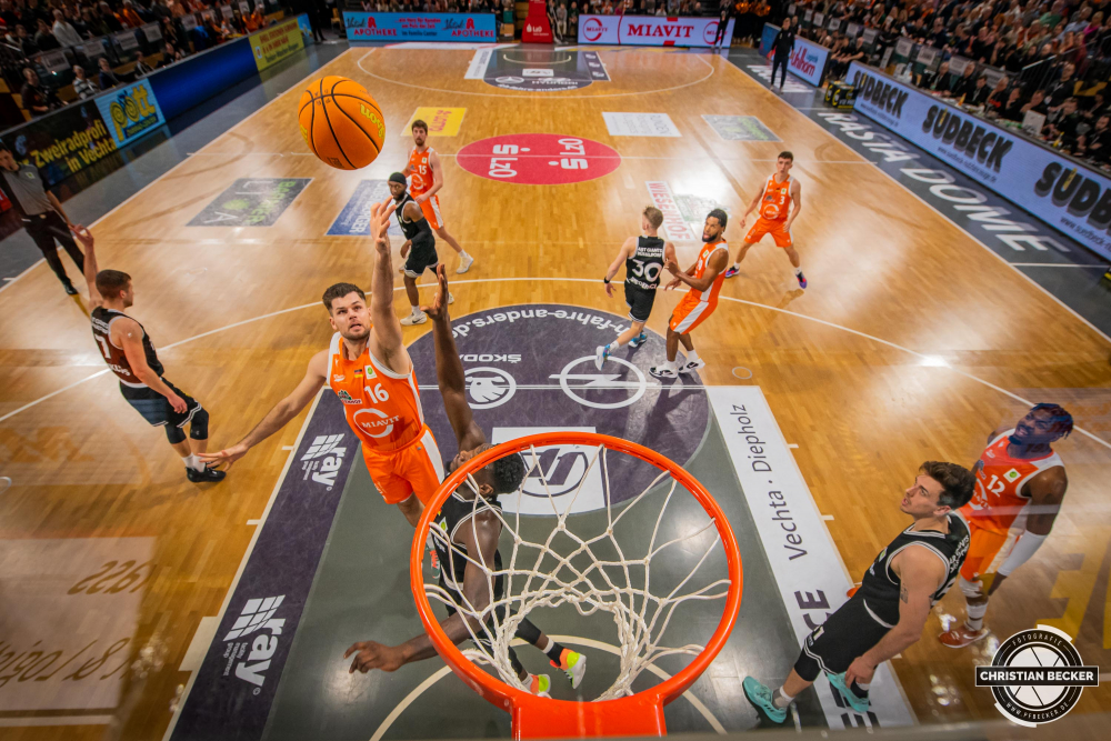 2. Basketball Bundesliga, Pro A, Hauptrunde, 14. Spieltag, 28.12.22, RASTA Vechta - ART Giants D&uuml;sseldorf
#16, Julius Wolf (GER), Forward bei RASTA Vechta beim Korbleger w&auml;hrend der Partie zwischen RASTA Vechta und ART Giants D&uuml;sseldorf
Schlüsselwörter: 14. Spieltag;2. Bundesliga;28.12.22;ART;Barmer;Basketball;D&uuml;sseldorf;Giants;Hauptrunde;Liga;Pro A;RASTA;RASTA Dome;Saison 2022/2023;Vechta