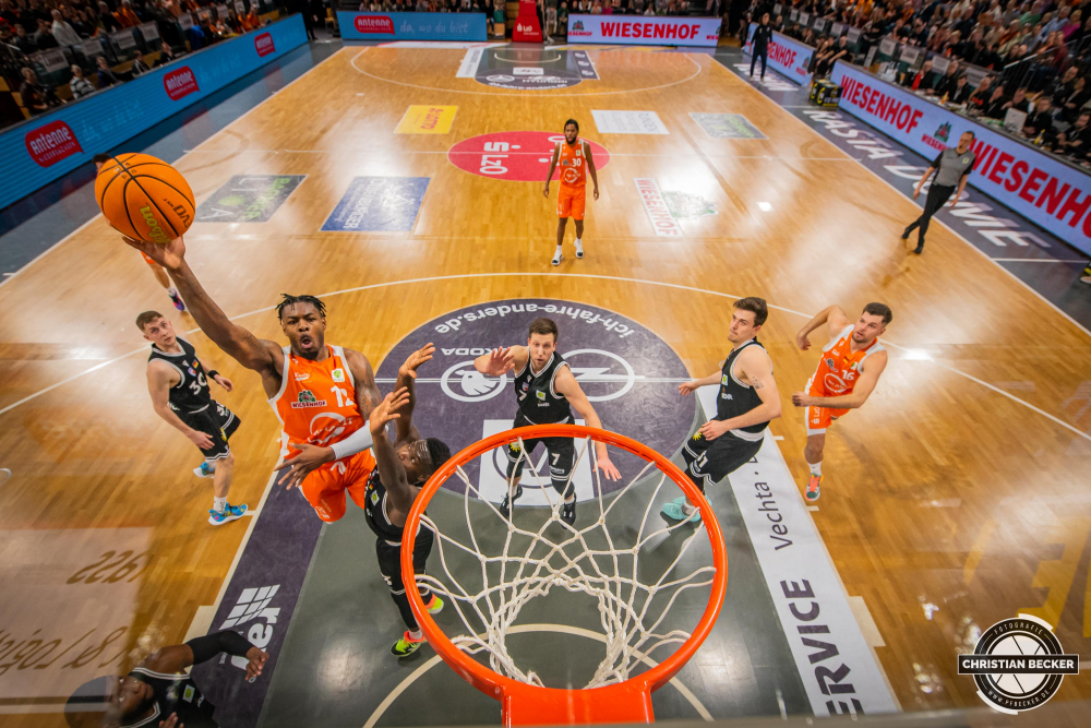 2. Basketball Bundesliga, Pro A, Hauptrunde, 14. Spieltag, 28.12.22, RASTA Vechta - ART Giants D&uuml;sseldorf
#12, Tajuan Agee (USA), Forward bei RASTA Vechta beim Korbleger w&auml;hrend der Partie zwischen RASTA Vechta und ART Giants D&uuml;sseldorf
Schlüsselwörter: 14. Spieltag;2. Bundesliga;28.12.22;ART;Barmer;Basketball;D&uuml;sseldorf;Giants;Hauptrunde;Liga;Pro A;RASTA;RASTA Dome;Saison 2022/2023;Vechta