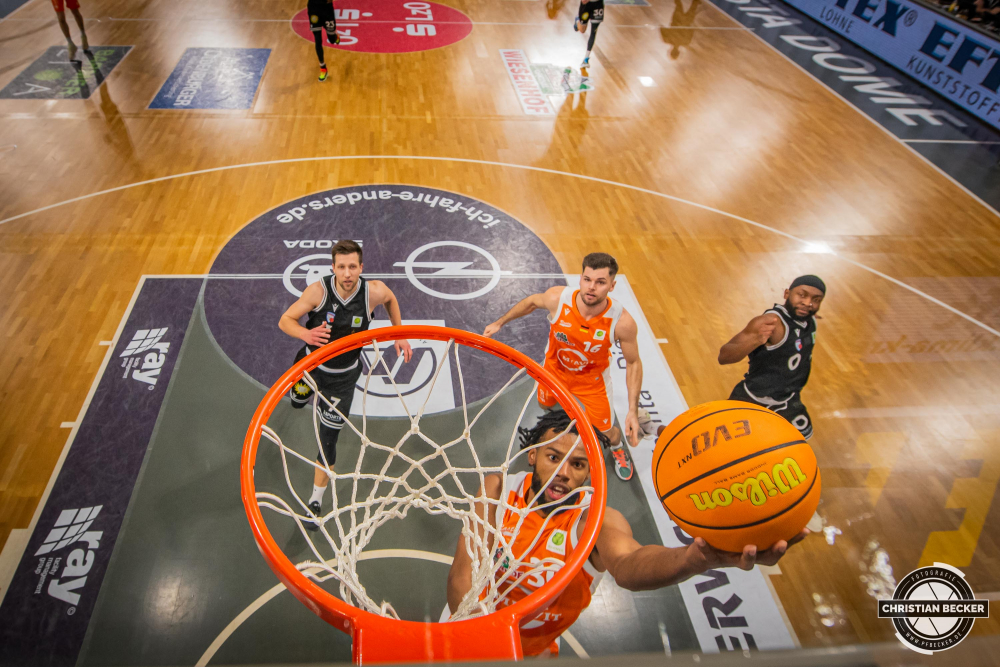 2. Basketball Bundesliga, Pro A, Hauptrunde, 14. Spieltag, 28.12.22, RASTA Vechta - ART Giants D&uuml;sseldorf
#30, Chip Flanigan (USA), Forward bei RASTA Vechta beim Korbleger w&auml;hrend der Partie zwischen RASTA Vechta und ART Giants D&uuml;sseldorf
Schlüsselwörter: 14. Spieltag;2. Bundesliga;28.12.22;ART;Barmer;Basketball;D&uuml;sseldorf;Giants;Hauptrunde;Liga;Pro A;RASTA;RASTA Dome;Saison 2022/2023;Vechta