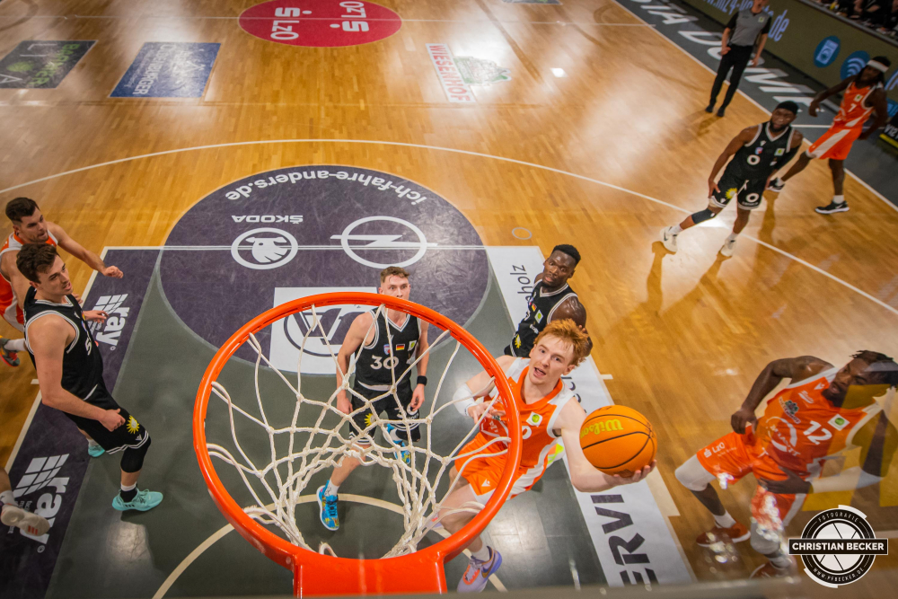 2. Basketball Bundesliga, Pro A, Hauptrunde, 14. Spieltag, 28.12.22, RASTA Vechta - ART Giants D&uuml;sseldorf
#0, Siler Schneider (USA), Guard bei RASTA Vechta beim Korbleger w&auml;hrend der Partie zwischen RASTA Vechta und ART Giants D&uuml;sseldorf
Schlüsselwörter: 14. Spieltag;2. Bundesliga;28.12.22;ART;Barmer;Basketball;D&uuml;sseldorf;Giants;Hauptrunde;Liga;Pro A;RASTA;RASTA Dome;Saison 2022/2023;Vechta