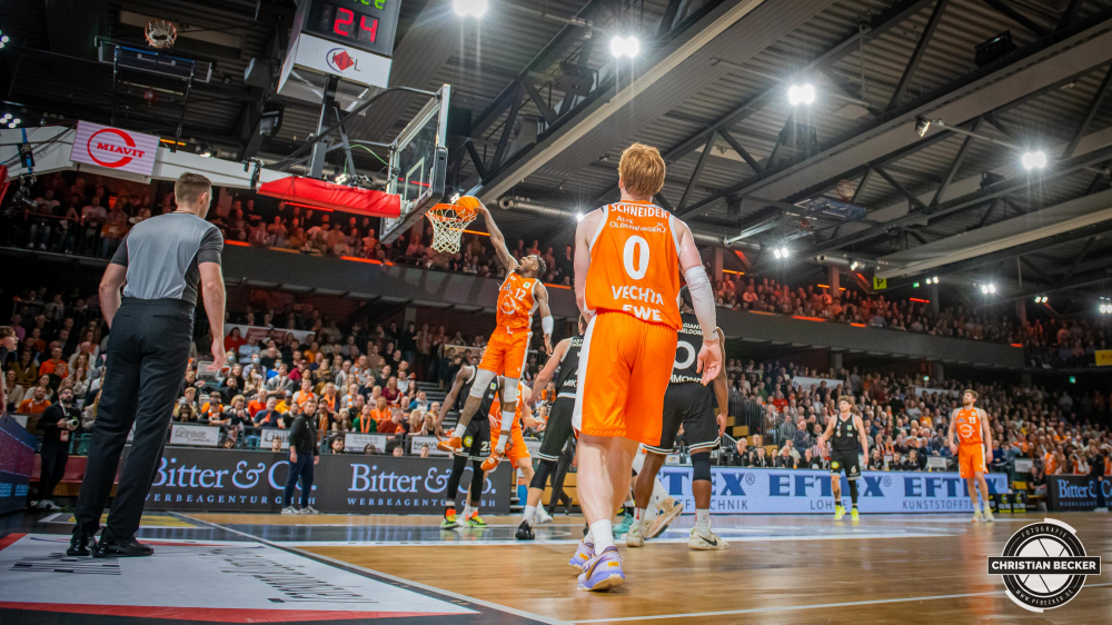 2. Basketball Bundesliga, Pro A, Hauptrunde, 14. Spieltag, 28.12.22, RASTA Vechta - ART Giants D&uuml;sseldorf
#12, Tajuan Agee (USA), Forward bei RASTA Vechta beim Dunk w&auml;hrend der Partie zwischen RASTA Vechta und ART Giants D&uuml;sseldorf
Schlüsselwörter: 14. Spieltag;2. Bundesliga;28.12.22;ART;Barmer;Basketball;D&uuml;sseldorf;Giants;Hauptrunde;Liga;Pro A;RASTA;RASTA Dome;Saison 2022/2023;Vechta