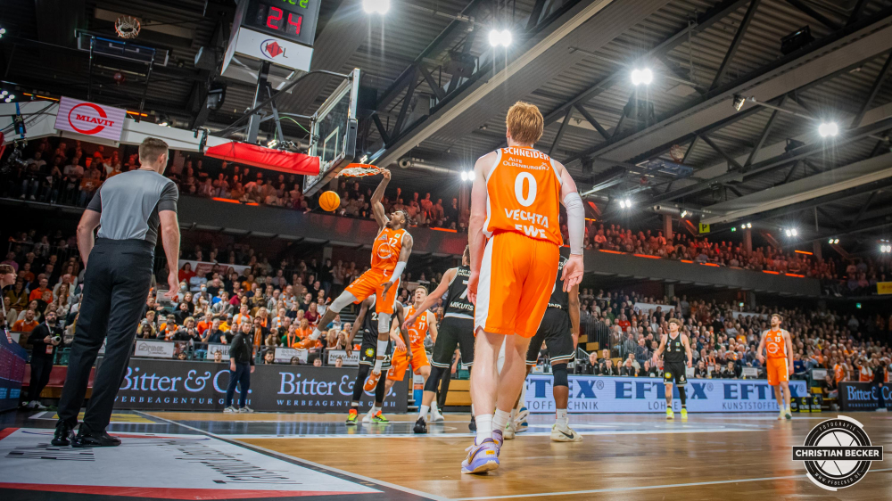 2. Basketball Bundesliga, Pro A, Hauptrunde, 14. Spieltag, 28.12.22, RASTA Vechta - ART Giants D&uuml;sseldorf
#12, Tajuan Agee (USA), Forward bei RASTA Vechta beim Dunk w&auml;hrend der Partie zwischen RASTA Vechta und ART Giants D&uuml;sseldorf
Schlüsselwörter: 14. Spieltag;2. Bundesliga;28.12.22;ART;Barmer;Basketball;D&uuml;sseldorf;Giants;Hauptrunde;Liga;Pro A;RASTA;RASTA Dome;Saison 2022/2023;Vechta