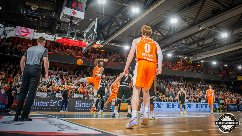 2. Basketball Bundesliga, Pro A, Hauptrunde, 14. Spieltag, 28.12.22, RASTA Vechta - ART Giants D&uuml;sseldorf
#12, Tajuan Agee (USA), Forward bei RASTA Vechta beim Dunk w&auml;hrend der Partie zwischen RASTA Vechta und ART Giants D&uuml;sseldorf
Schlüsselwörter: 14. Spieltag;2. Bundesliga;28.12.22;ART;Barmer;Basketball;D&uuml;sseldorf;Giants;Hauptrunde;Liga;Pro A;RASTA;RASTA Dome;Saison 2022/2023;Vechta