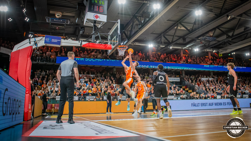 2. Basketball Bundesliga, Pro A, Hauptrunde, 14. Spieltag, 28.12.22, RASTA Vechta - ART Giants D&uuml;sseldorf
#15, Ryan Schwieger (USA), Forward bei RASTA Vechta beim Korbleger w&auml;hrend der Partie zwischen RASTA Vechta und ART Giants D&uuml;sseldorf
Schlüsselwörter: 14. Spieltag;2. Bundesliga;28.12.22;ART;Barmer;Basketball;D&uuml;sseldorf;Giants;Hauptrunde;Liga;Pro A;RASTA;RASTA Dome;Saison 2022/2023;Vechta