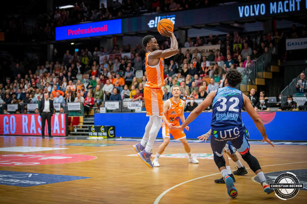 2. Basketball Bundesliga, Hauptrunde, 10. Spieltag, 13.11.21, RASTA Vechta - Eisb&auml;ren Bremerhaven
#8, Josh Young (USA), Guard bei RASTA Vechta beim Jumpshot w&auml;hrend der Partie zwischen Rasta Vechta und Eisb&auml;ren Bremerhaven
Schlüsselwörter: 10. Spieltag;13.11.21;2. Bundesliga;Basketball;Bremerhaven;Eisb&auml;ren;Hauptrunde;RASTA;RASTA Dome