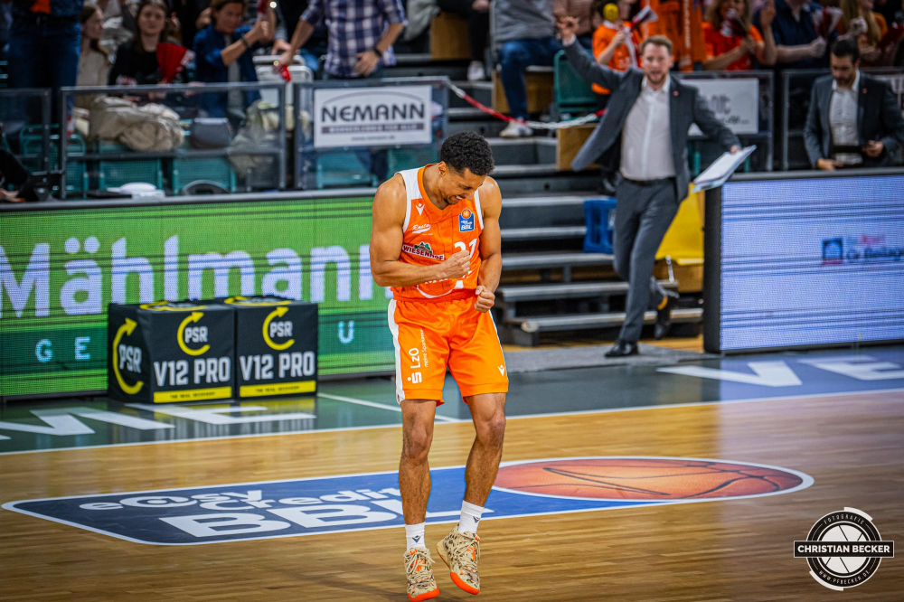 1. Basketball Bundesliga, easyCredit BBL, Saison 2023/2024, Herren, Hauptrunde, 5. Spieltag, 28.10.2023, RASTA Vechta - Basketball L&ouml;wen Braunschweig
Joel Aminu (#21 - RASTA Vechta) zeigt Emotionen w&auml;hrend der Partie
Schlüsselwörter: 1. Bundesliga;28.10.2023;5. Spieltag;BBL;Basketball;Braunschweig;Hauptrunde;Liga;L&ouml;wen;RASTA;RASTA Dome;Saison 2023/2024;Vechta;easycredit