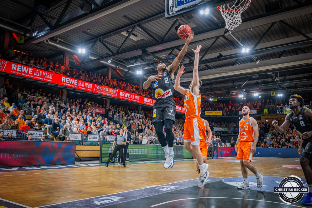 1. Basketball Bundesliga, easyCredit BBL, Saison 2023/2024, Herren, Hauptrunde, 7. Spieltag, 11.11.2023, RASTA Vechta - Hakro Crailsheim Merlins
Brandon Childress (#2 - Hakro Crailsheim Merlins) beim Korbleger
Schlüsselwörter: 1. Bundesliga;11.11.2023;7. Spieltag;BBL;Basketball;Crailsheim;Hakro;Hauptrunde;Liga;Merlins;RASTA;RASTA Dome;Saison 2023/2024;Vechta;easycredit
