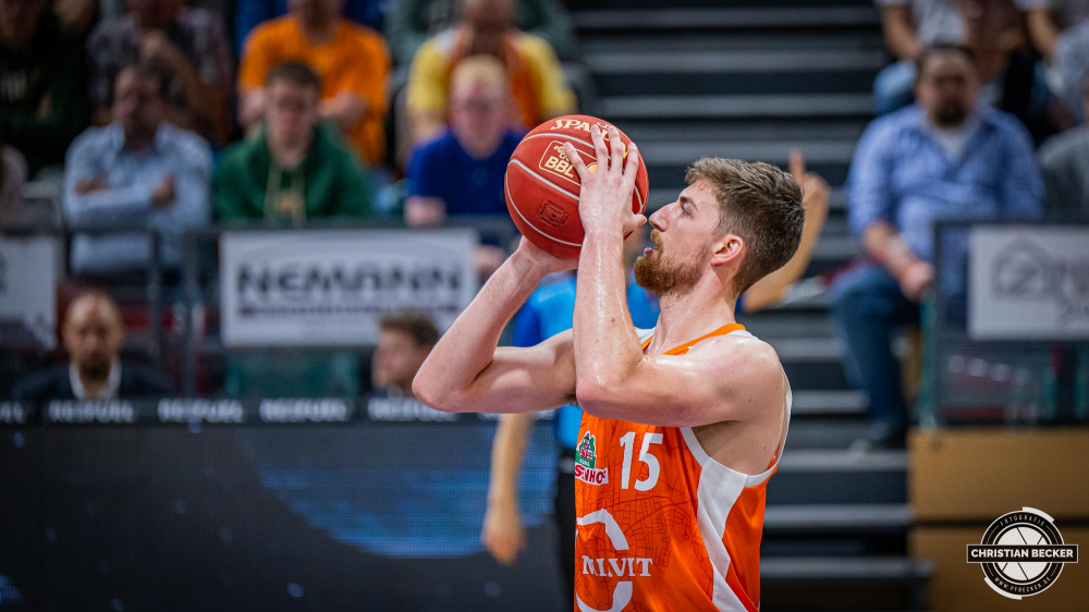 1. Basketball Bundesliga, easyCredit BBL, Saison 2023/2024, Herren, Hauptrunde, 9. Spieltag, 26.11.2023, RASTA Vechta - FC Bayern M&uuml;nchen Basketball
Ryan Schwieger (#15 - RASTA Vechta) w&auml;hrend der Partie
Schlüsselwörter: 1. Bundesliga;26.11.2023;9. Spieltag;BBL;Basketball;Bayern;FC;Hauptrunde;Liga;M&uuml;nchen;RASTA;RASTA Dome;Saison 2023/2024;Vechta;easycredit