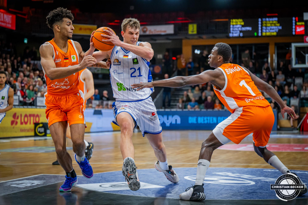 2. Basketball Bundesliga, Barmer BBL, Saison 2023/2024, Herren, Hauptrunde, 16. Spieltag, 06.01.2024, RASTA Vechta II - Fraport Skyliners
Lorenz Brenneke (#21 - Fraport Skyliners) in Aktion gegen Roman Bedime (#35 - RASTA Vechta II) und Joshua Bonga (#1 - RASTA Vechta II)
Schlüsselwörter: 06.01.2024;16. Spieltag;2. Bundesliga;Basketball;Farmteam;Fraport;Hauptrunde;Liga;Pro A;RASTA;RASTA Dome;Saison 2023/2024;Skyliners;Vechta