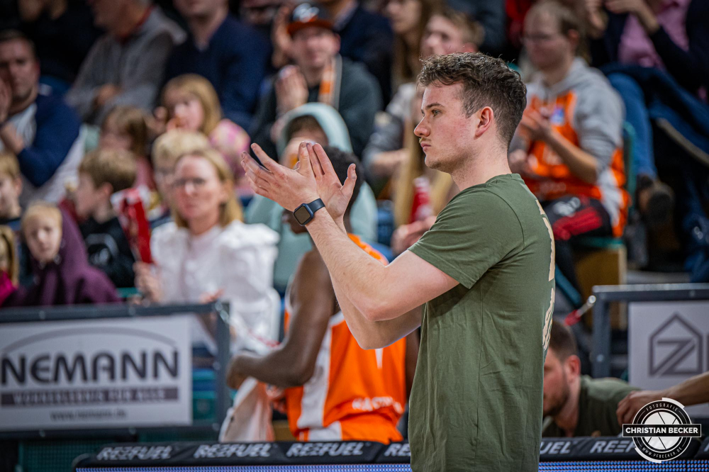 2. Basketball Bundesliga, Barmer BBL, Saison 2023/2024, Herren, Hauptrunde, 19. Spieltag, 27.01.2024, RASTA Vechta II - Dresden Titans
Hendrik Gruhn (Headcoach - RASTA Vechta II) während der Partie
Schlüsselwörter: 19. Spieltag;2. Bundesliga;27.01.2024;Basketball;Dresden Titans;Farmteam;Hauptrunde;Liga;Pro A;RASTA;RASTA Dome;Saison 2023/2024;Vechta