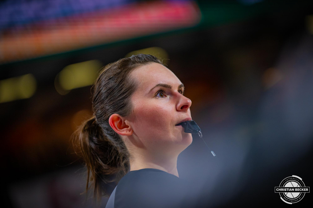 2. Basketball Bundesliga, Barmer BBL, Saison 2023/2024, Herren, Hauptrunde, 19. Spieltag, 27.01.2024, RASTA Vechta II - Dresden Titans
Mona Kienast (Schiedsrichterin) während der Partie
Schlüsselwörter: 19. Spieltag;2. Bundesliga;27.01.2024;Basketball;Dresden Titans;Farmteam;Hauptrunde;Liga;Pro A;RASTA;RASTA Dome;Saison 2023/2024;Vechta