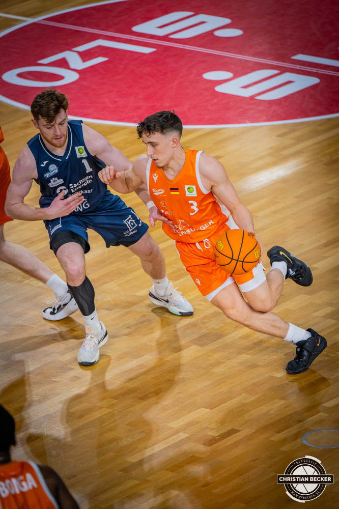 2. Basketball Bundesliga, Barmer BBL, Saison 2023/2024, Herren, Hauptrunde, 19. Spieltag, 27.01.2024, RASTA Vechta II - Dresden Titans
Kaya Bayram (#3 - RASTA Vechta II) in Aktion gegen Koen Alika Sapwell (#1 - Dresden Titans)
Schlüsselwörter: 19. Spieltag;2. Bundesliga;27.01.2024;Basketball;Dresden Titans;Farmteam;Hauptrunde;Liga;Pro A;RASTA;RASTA Dome;Saison 2023/2024;Vechta