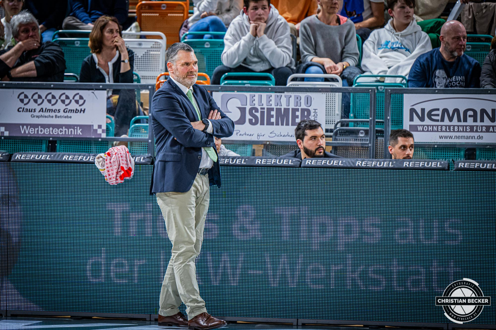2. Basketball Bundesliga, Barmer BBL, Saison 2023/2024, Herren, Hauptrunde, 29. Spieltag, 17.04.2024, RASTA Vechta II - EPG Baskets Koblenz
Marco Van den Berg (Headcoach EPG Baskets Koblenz) w&auml;hrend der Partie
Schlüsselwörter: 17.04.2024;2. Bundesliga;29. Spieltag;Basketball;Baskets;EPG;Farmteam;Hauptrunde;Koblenz;Liga;Pro A;RASTA;RASTA Dome;Saison 2023/2024;Vechta
