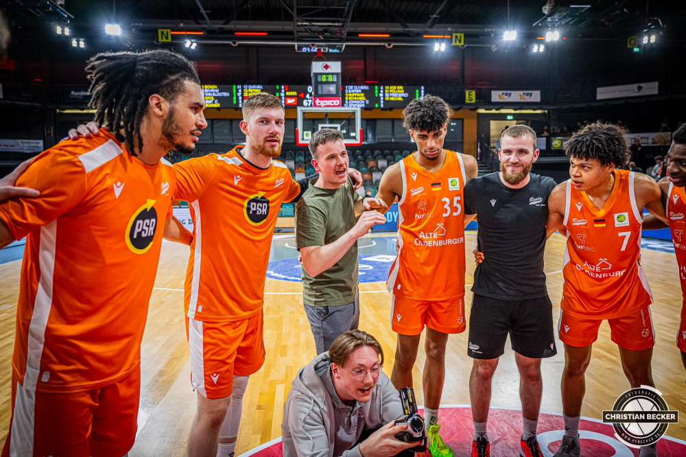 2. Basketball Bundesliga, Barmer BBL, Saison 2023/2024, Herren, Hauptrunde, 29. Spieltag, 17.04.2024, RASTA Vechta II - EPG Baskets Koblenz
Das Team von RASTA Vechta II nach der Partie
Schlüsselwörter: 17.04.2024;2. Bundesliga;29. Spieltag;Basketball;Baskets;EPG;Farmteam;Hauptrunde;Koblenz;Liga;Pro A;RASTA;RASTA Dome;Saison 2023/2024;Vechta