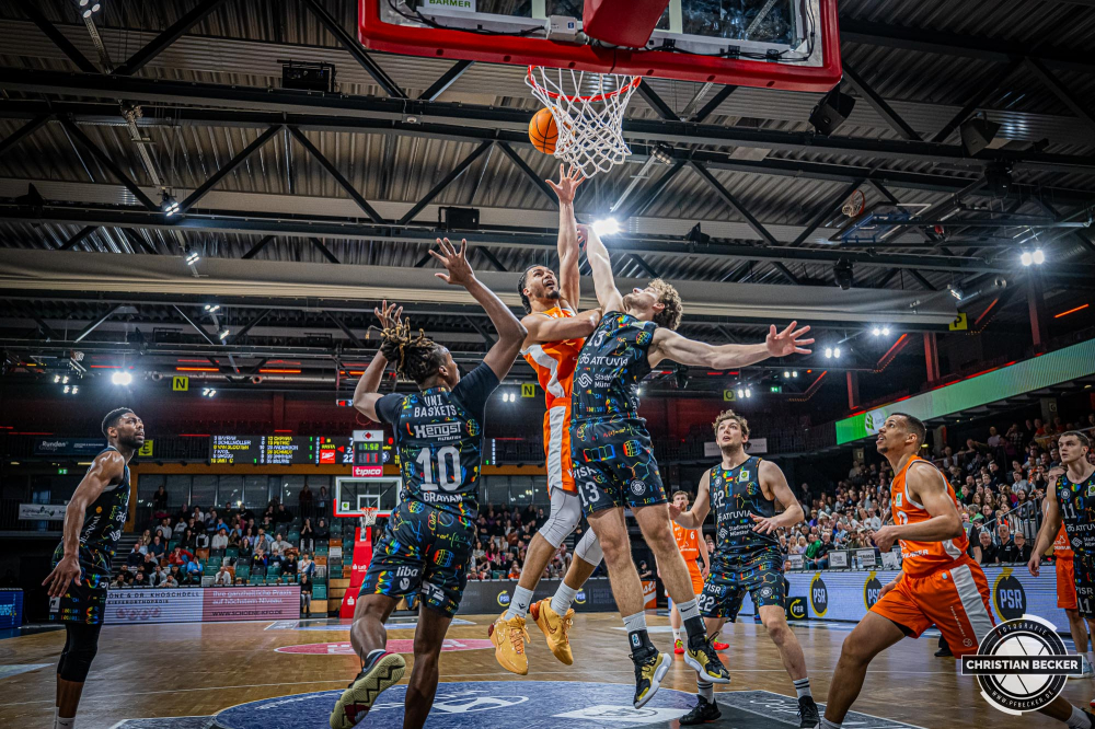 2. Basketball Bundesliga, Barmer BBL, Saison 2023/2024, Herren, Hauptrunde, 34. Spieltag, 27.04.2024, RASTA Vechta II - UNI Baskets M&uuml;nster
Elijah Joel Schmidt (#28 - RASTA Vechta II) beim Korbleger
Schlüsselwörter: 2. Bundesliga;27.04.2024;34. Spieltag;Basketball;Baskets;Farmteam;Hauptrunde;Liga;Muenster;M&uuml;nster;Pro A;RASTA;RASTA Dome;Saison 2023/2024;Uni;Vechta