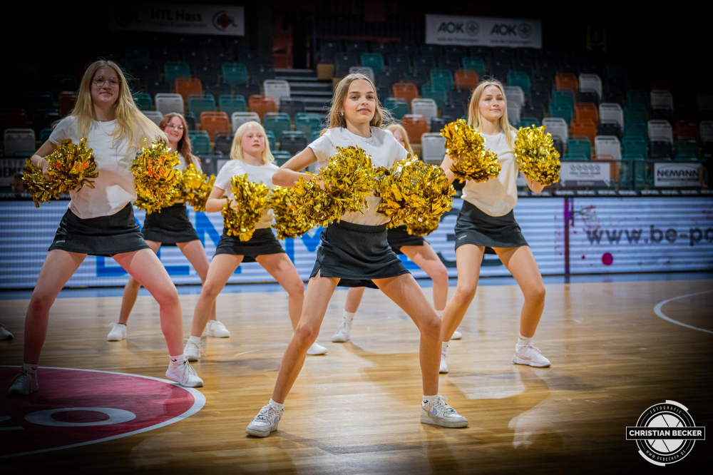 2. Basketball Bundesliga, Barmer BBL, Saison 2023/2024, Herren, Hauptrunde, 34. Spieltag, 27.04.2024, RASTA Vechta II - UNI Baskets M&uuml;nster
Junior Marleys (Cheerleader - RASTA Vechta) w&auml;hrend der Partie
Schlüsselwörter: 2. Bundesliga;27.04.2024;34. Spieltag;Basketball;Baskets;Farmteam;Hauptrunde;Liga;Muenster;M&uuml;nster;Pro A;RASTA;RASTA Dome;Saison 2023/2024;Uni;Vechta