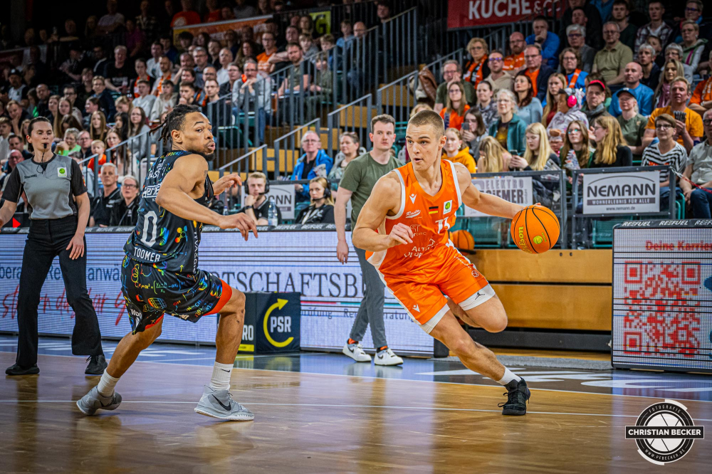 2. Basketball Bundesliga, Barmer BBL, Saison 2023/2024, Herren, Hauptrunde, 34. Spieltag, 27.04.2024, RASTA Vechta II - UNI Baskets M&uuml;nster
Marko Petric (#13 - RASTA Vechta II) in Aktion
Schlüsselwörter: 2. Bundesliga;27.04.2024;34. Spieltag;Basketball;Baskets;Farmteam;Hauptrunde;Liga;Muenster;M&uuml;nster;Pro A;RASTA;RASTA Dome;Saison 2023/2024;Uni;Vechta