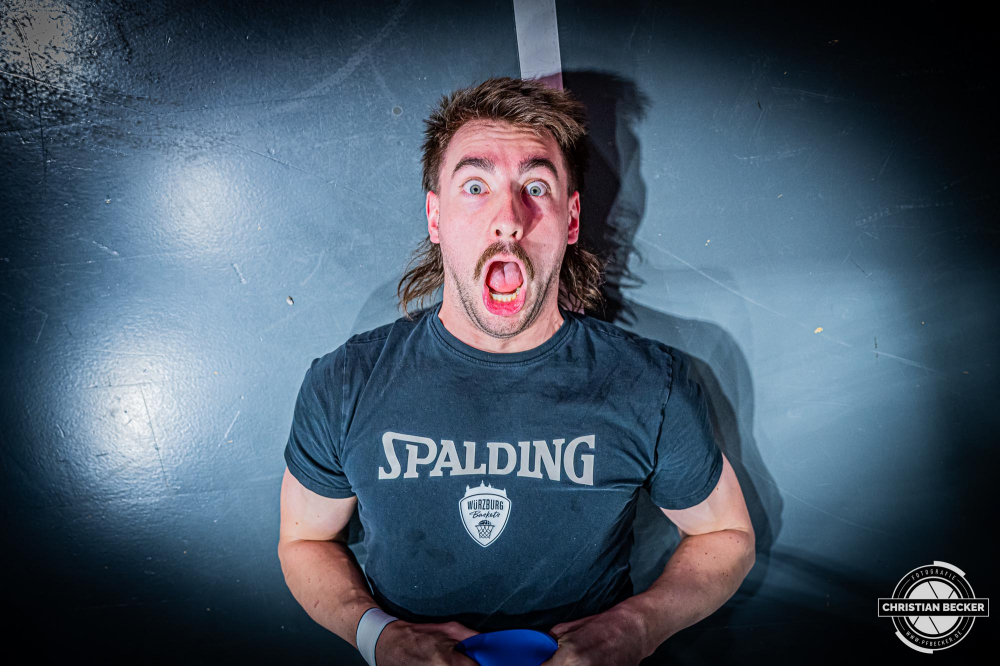 1. Basketball Bundesliga, easyCredit BBL, Saison 2023/2024, Herren, Hauptrunde, 28. Spieltag, 28.04.2024, RASTA Vechta -  W&uuml;rzburg Baskets
Zachary Seljaas (#1 - W&uuml;rzburg Baskets) vor der Partie
Schlüsselwörter: 1. Bundesliga;28.04.2024;30. Spieltag;BBL;Basketball;Baskets;Hauptrunde;Liga;RASTA;RASTA Dome;Saison 2023/2024;Vechta;W&uuml;rzburg;easycredit