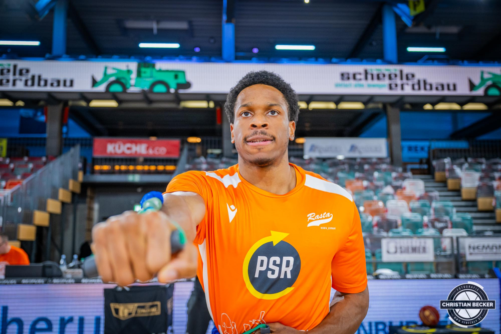 1. Basketball Bundesliga, easyCredit BBL, Saison 2023/2024, Herren, Hauptrunde, 28. Spieltag, 28.04.2024, RASTA Vechta -  W&uuml;rzburg Baskets
Richmond Aririguzoh (#34 - RASTA Vechta) vor der Partie
Schlüsselwörter: 1. Bundesliga;28.04.2024;30. Spieltag;BBL;Basketball;Baskets;Hauptrunde;Liga;RASTA;RASTA Dome;Saison 2023/2024;Vechta;W&uuml;rzburg;easycredit