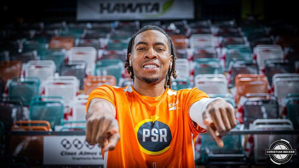 1. Basketball Bundesliga, easyCredit BBL, Saison 2023/2024, Herren, Hauptrunde, 28. Spieltag, 28.04.2024, RASTA Vechta -  W&uuml;rzburg Baskets
Wes Iwundu (#25 - RASTA Vechta) vor der Partie
Schlüsselwörter: 1. Bundesliga;28.04.2024;30. Spieltag;BBL;Basketball;Baskets;Hauptrunde;Liga;RASTA;RASTA Dome;Saison 2023/2024;Vechta;W&uuml;rzburg;easycredit