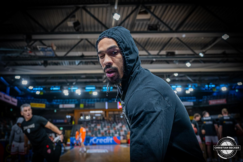 1. Basketball Bundesliga, easyCredit BBL, Saison 2023/2024, Herren, Hauptrunde, 28. Spieltag, 28.04.2024, RASTA Vechta -  W&uuml;rzburg Baskets
Zachary Seljaas (#1 - W&uuml;rzburg Baskets) vor der Partie
Schlüsselwörter: 1. Bundesliga;28.04.2024;30. Spieltag;BBL;Basketball;Baskets;Hauptrunde;Liga;RASTA;RASTA Dome;Saison 2023/2024;Vechta;W&uuml;rzburg;easycredit