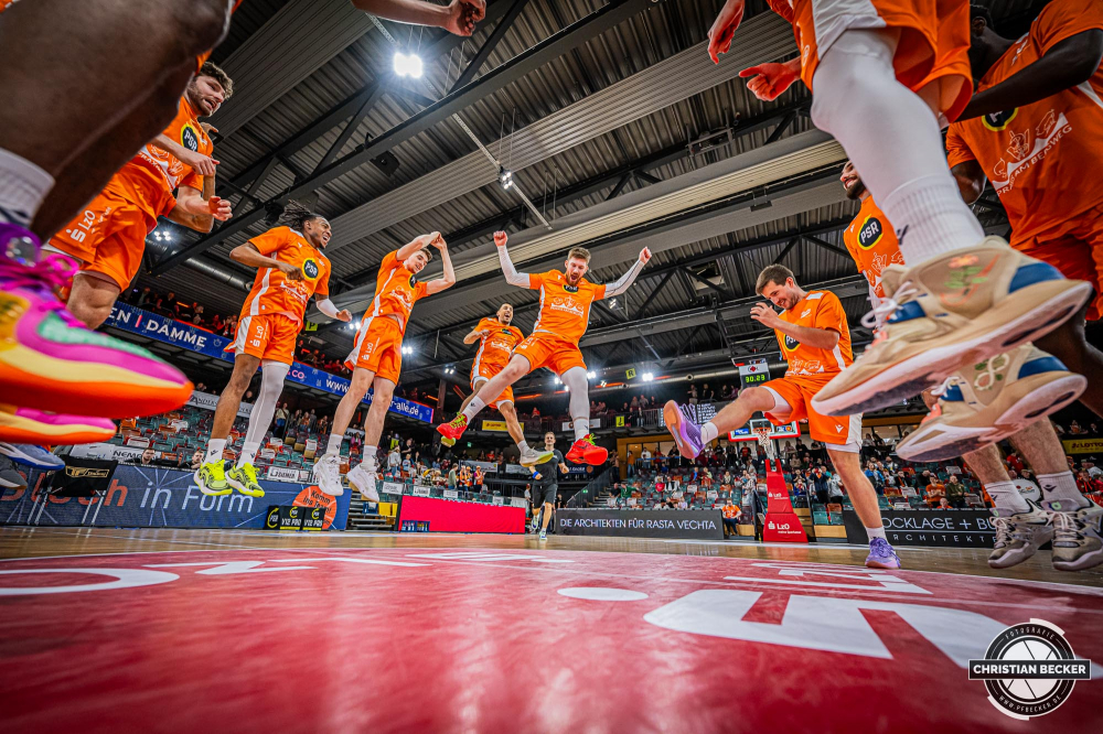 1. Basketball Bundesliga, easyCredit BBL, Saison 2023/2024, Herren, Hauptrunde, 32. Spieltag, 05.05.2024, RASTA Vechta -  BG G&ouml;ttingen
Das Team von RASTA Vechta vor der Partie gegen BG G&ouml;ttingen
Schlüsselwörter: 05.05.2024;1. Bundesliga;32. Spieltag;BBL;BG;Basketball;G&ouml;ttingen;Hauptrunde;Liga;RASTA;RASTA Dome;Saison 2023/2024;Vechta;easycredit;goettingen